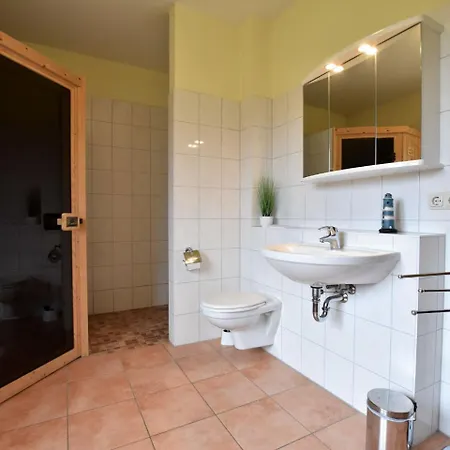 Holiday home Mit Eingezaeuntem Garten